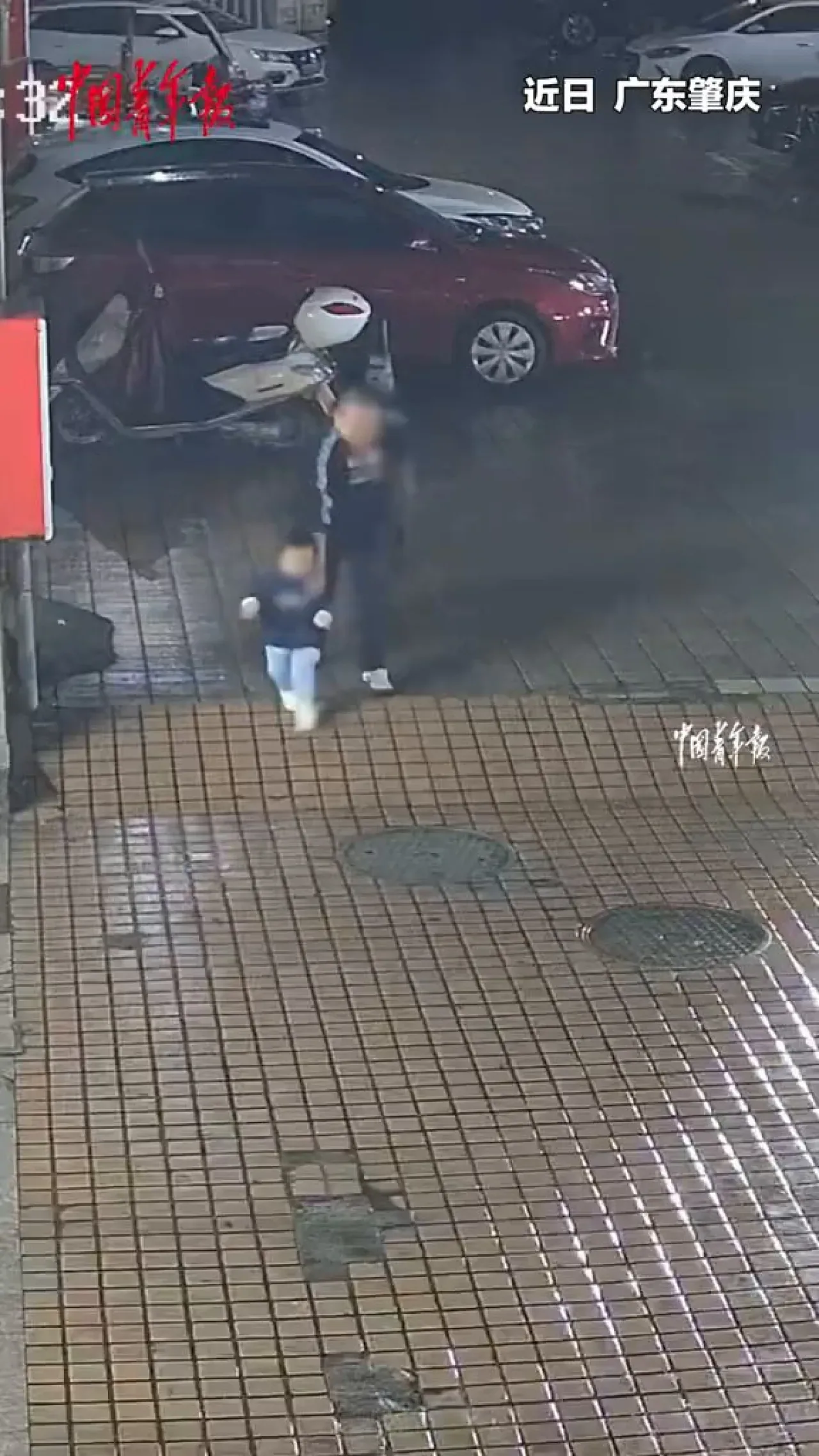 Zhaoqing'de Yurttaşın Cesur CPR Müdahalesi ile Hayat Kurtarıldı Zhaoqing'de Yurttaşın Cesur CPR Müdahalesi ile Hayat Kurtarıldı