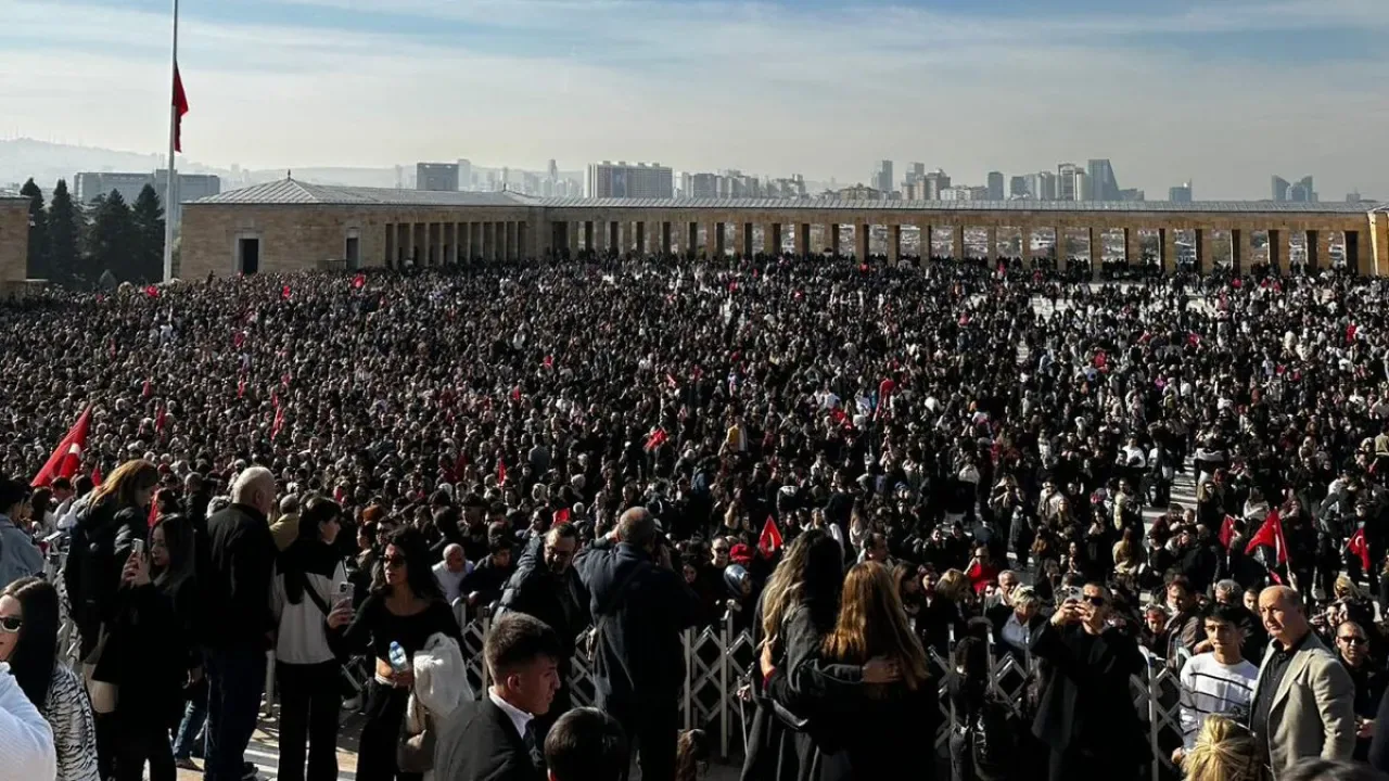 Anıtkabir'de 19 Mayıs Coşkusu: Binlerce Vatandaş Atatürk'ü Andı Anıtkabir'de 19 Mayıs Coşkusu: Binlerce Vatandaş Atatürk'ü Andı