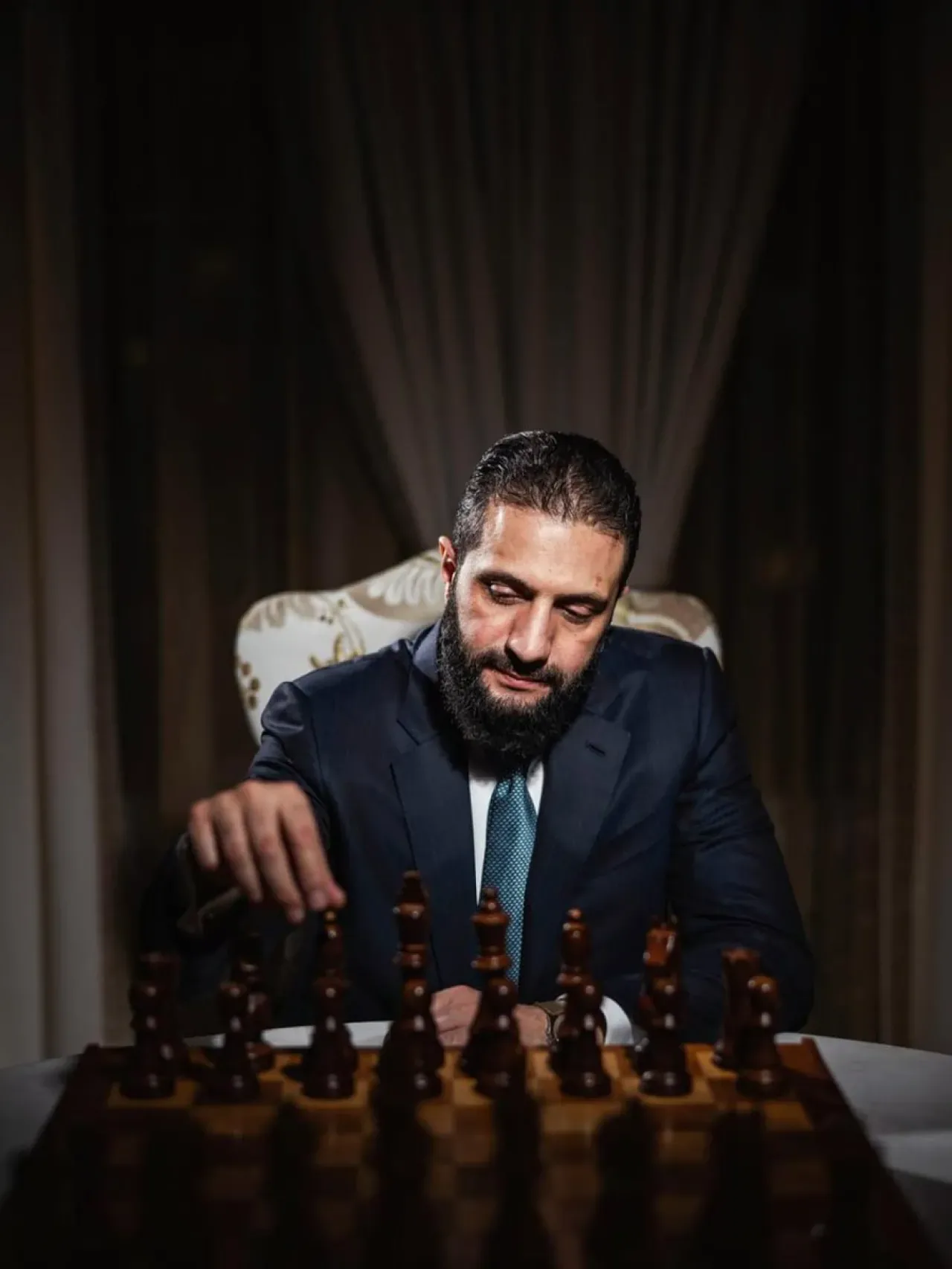 Suriye Lideri Faruk eş-Şara'nın Satranç Oynayan Fotoğrafları Gündem Oldu Suriye Lideri Faruk eş-Şara'nın Satranç Oynayan Fotoğrafları Gündem Oldu