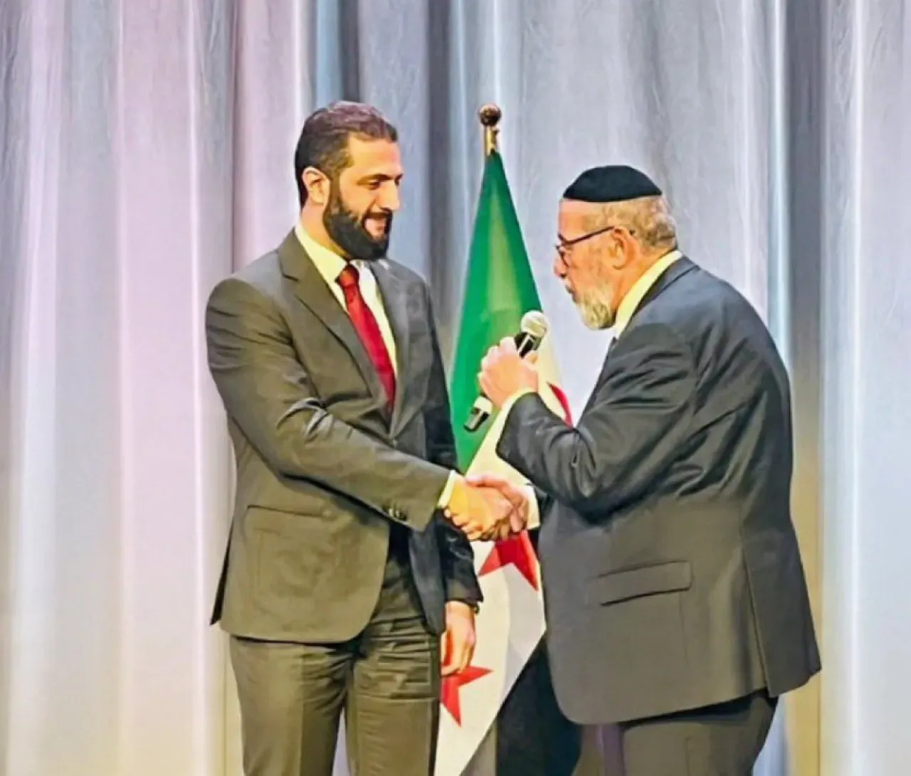 Suriye Cumhurbaşkanı Ahmed Şara'dan Washington Ziyareti: Haham Yosef Hamra ile Görüşme Suriye Cumhurbaşkanı Ahmed Şara'dan Washington Ziyareti: Haham Yosef Hamra ile Görüşme