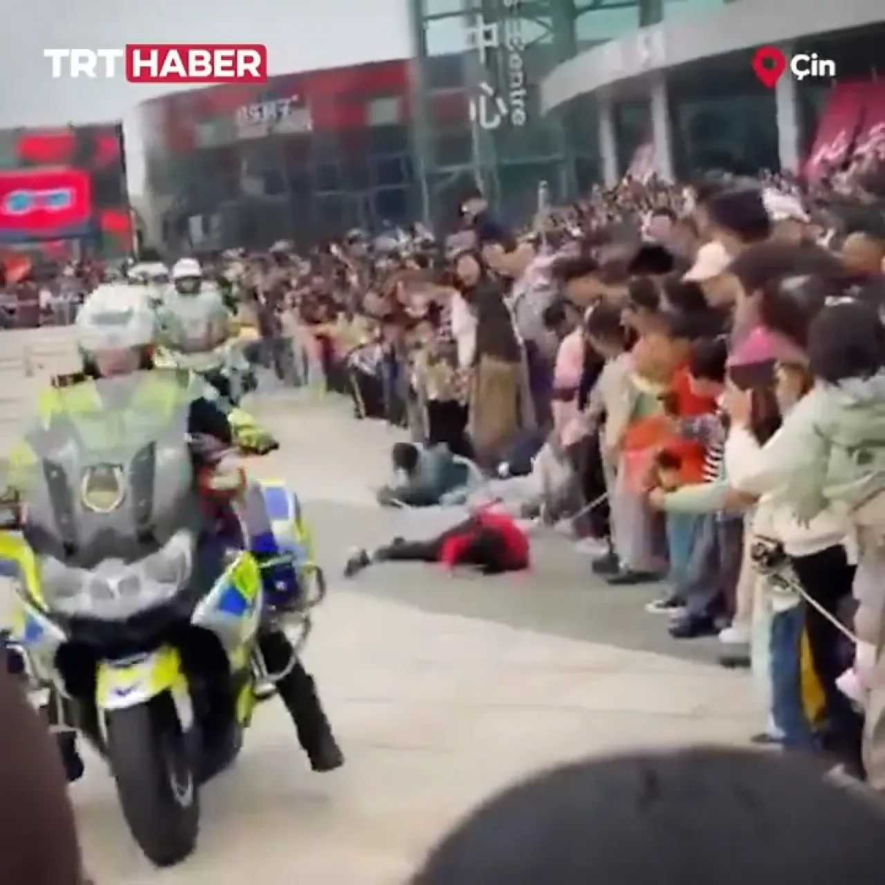 Çin'deki Törende Motosikletli Polis Kazası: Çocuklara Çarpma Anı Çin'deki Törende Motosikletli Polis Kazası: Çocuklara Çarpma Anı