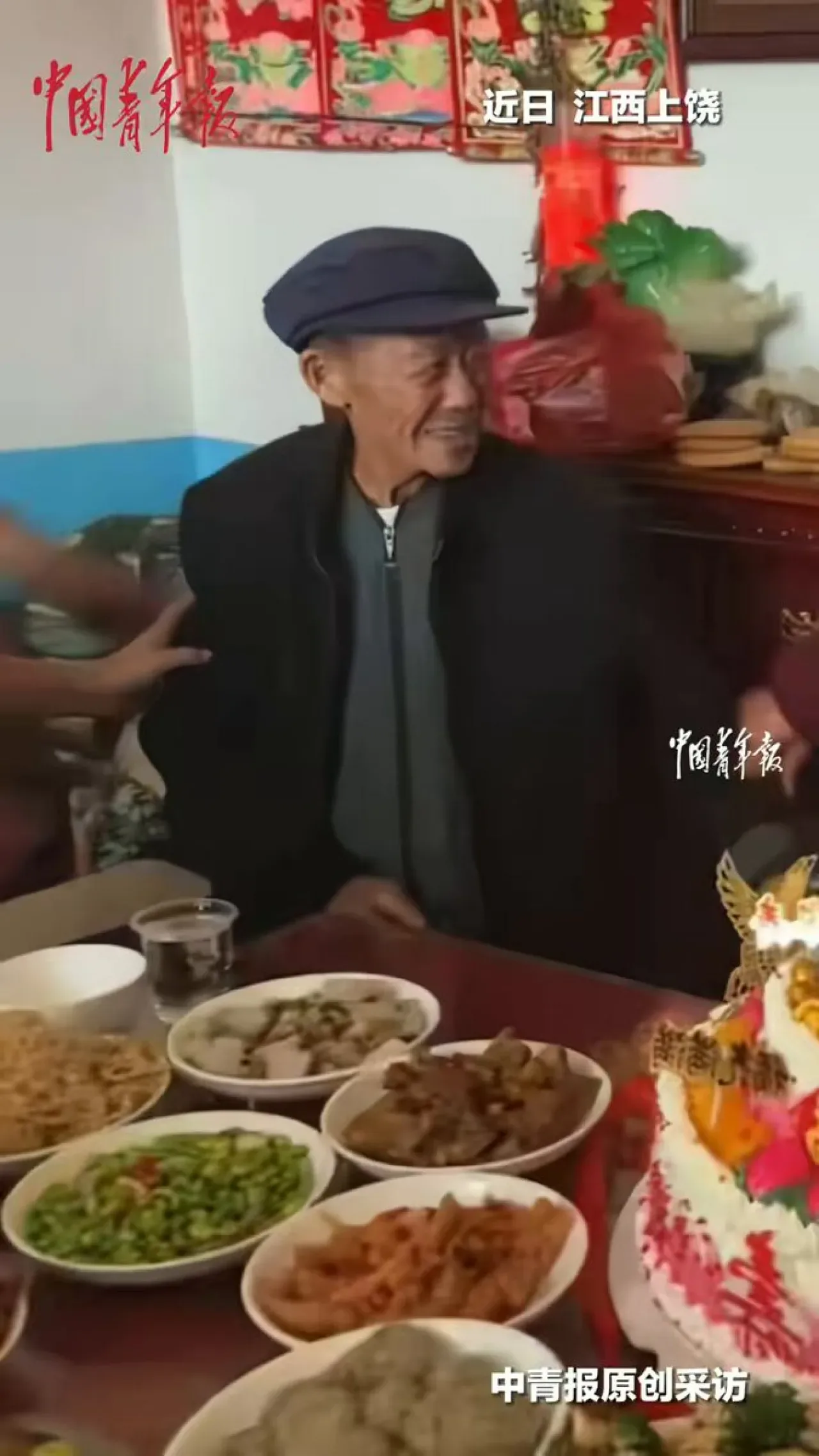 80 Yaşındaki Nine Doğum Gününde Eşine Sevgi Dolu Öpücük Verdi 80 Yaşındaki Nine Doğum Gününde Eşine Sevgi Dolu Öpücük Verdi