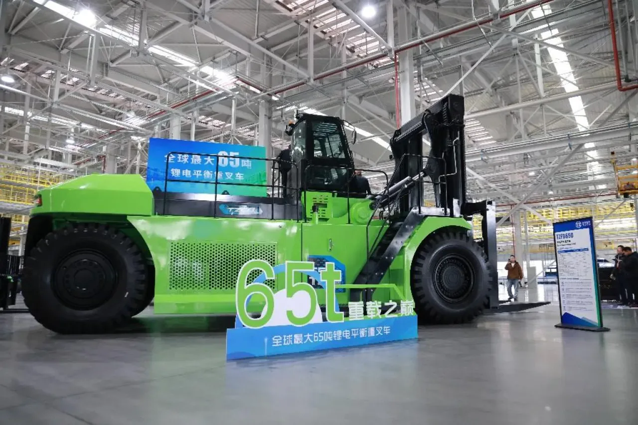 Çin'de Üretilen 65 Tonluk Dev Elektrikli Forklift ile Dünya Rekoru Kırıldı Çin'de Üretilen 65 Tonluk Dev Elektrikli Forklift ile Dünya Rekoru Kırıldı