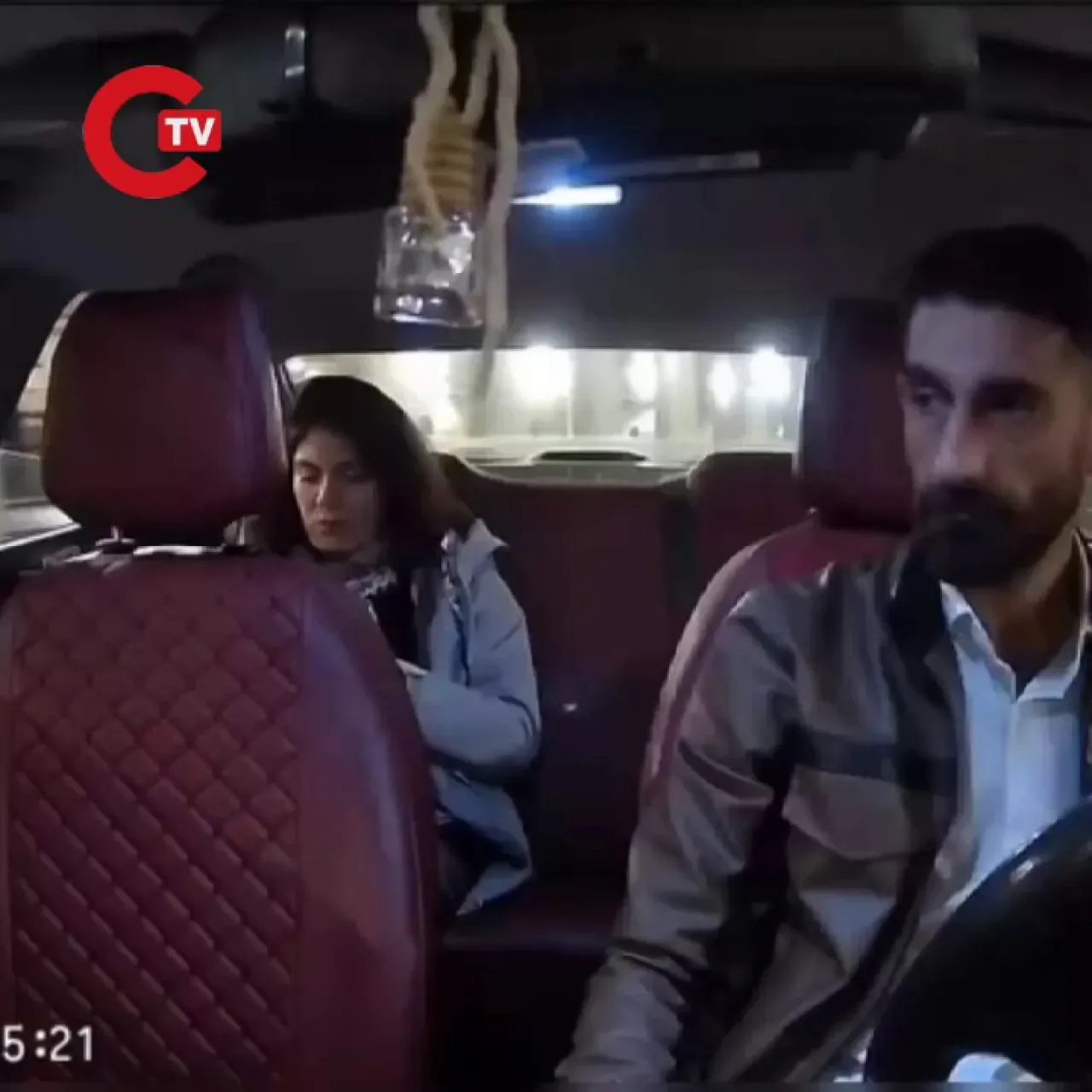 İstanbul'da Yolcu ile Taksi Şoförü Arasında 'Evlendirme Dairesi' Tartışması İstanbul'da Yolcu ile Taksi Şoförü Arasında 'Evlendirme Dairesi' Tartışması