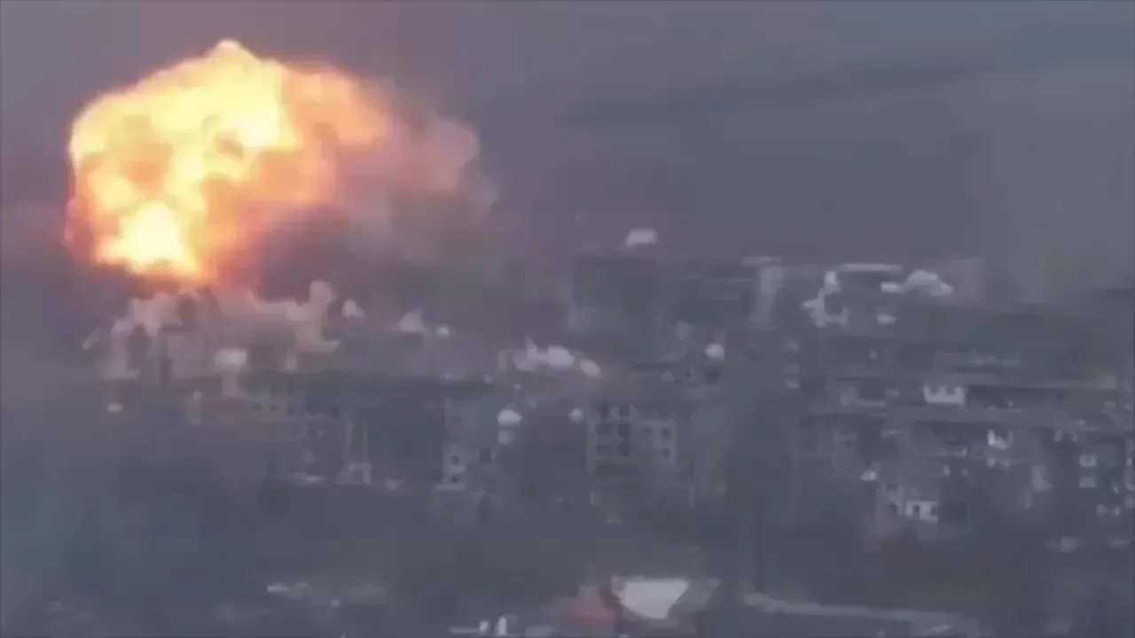 Rus Ordusu Myrnohrad'a FAB-3000 Bombası İle Saldırdı Rus Ordusu Myrnohrad'a FAB-3000 Bombası İle Saldırdı
