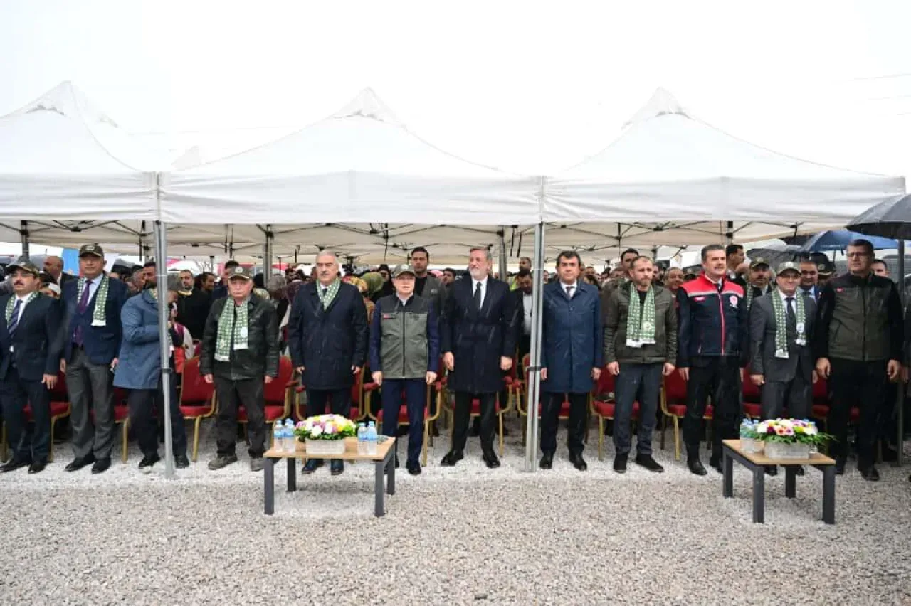 Bursa Yıldırım'da Yeşil Vatan Seferberliği ile 96 Bin Fidan Toprakla Buluştu Bursa Yıldırım'da Yeşil Vatan Seferberliği ile 96 Bin Fidan Toprakla Buluştu