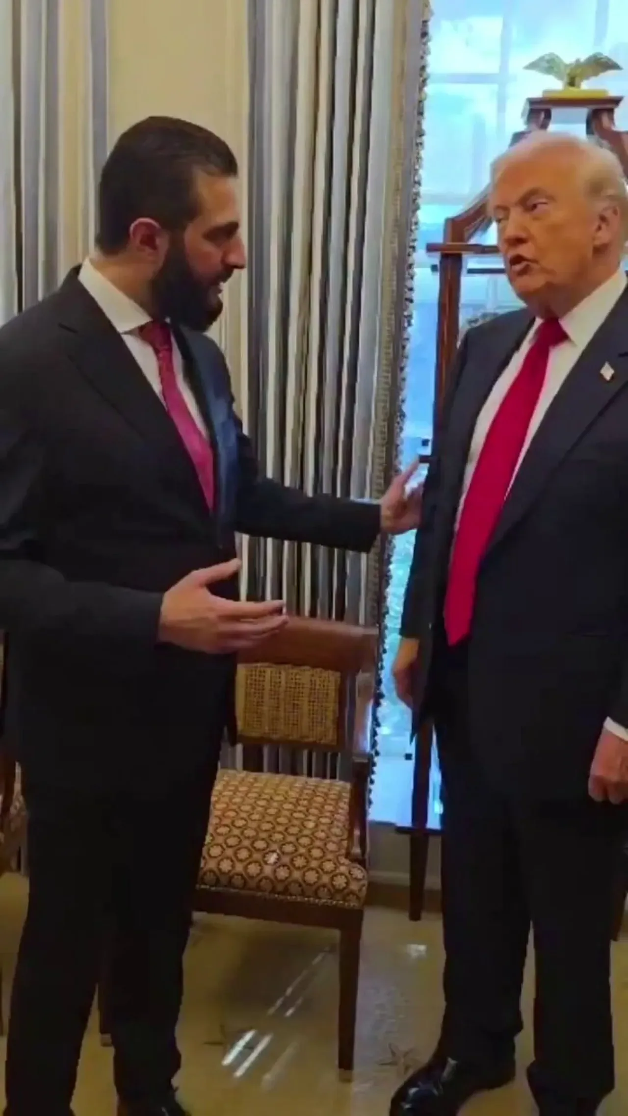 Donald Trump'ın Parfüm Sözleri ve Ahmed Şara'nın Cevabı Donald Trump'ın Parfüm Sözleri ve Ahmed Şara'nın Cevabı