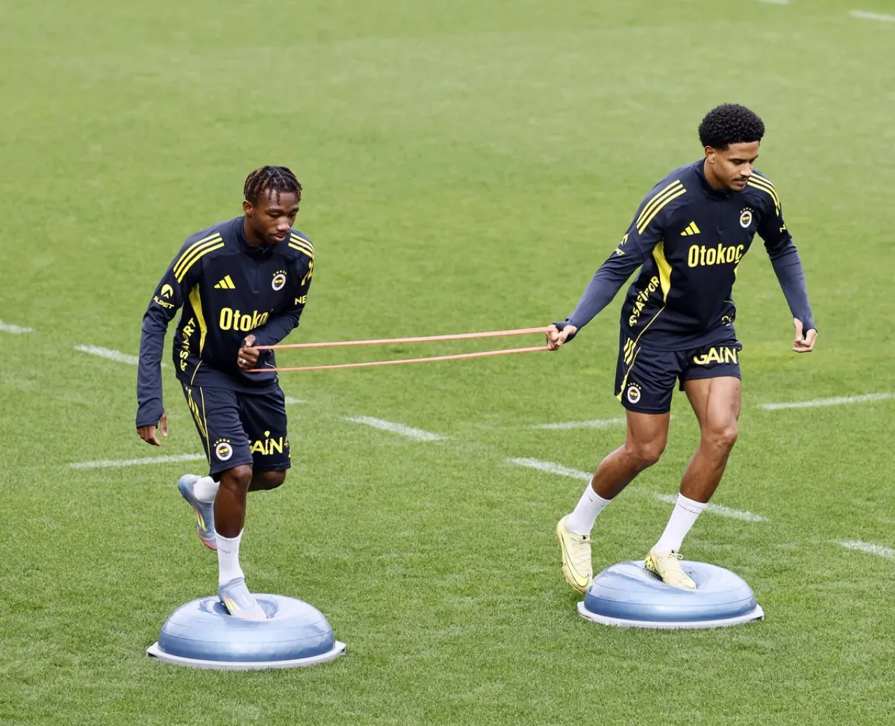 Fenerbahçe Çift Antrenmanla Çalışmalarını Sürdürdü Fenerbahçe Çift Antrenmanla Çalışmalarını Sürdürdü