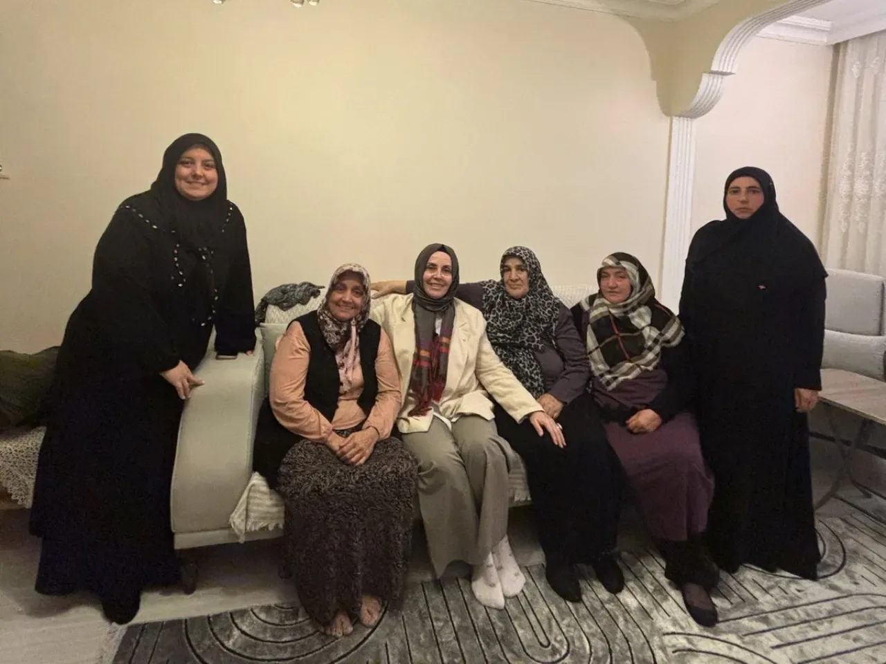 AK Parti Kadın Kollarından Hane Ziyareti: Kutsal Topraklardan Manevi Selam AK Parti Kadın Kollarından Hane Ziyareti: Kutsal Topraklardan Manevi Selam
