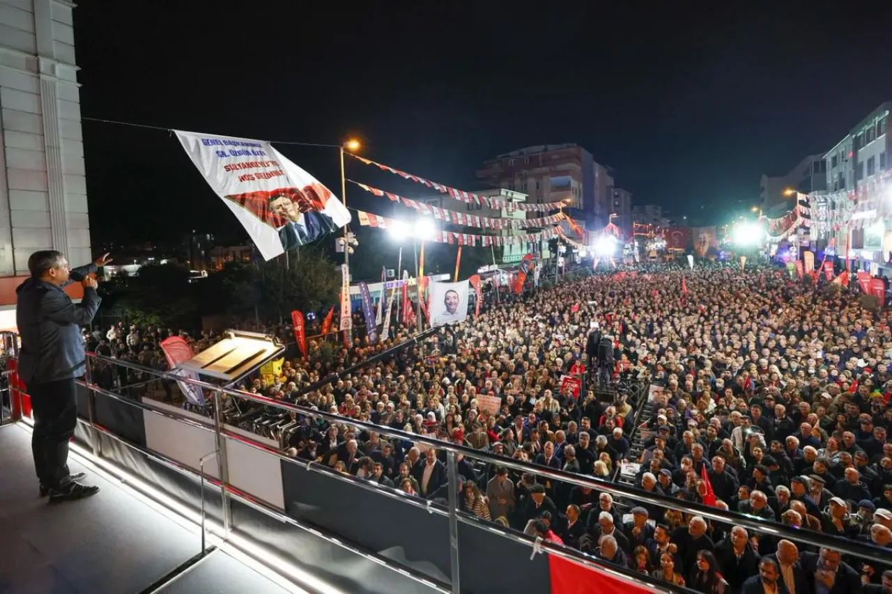 Kartal Belediye Başkanı Gökhan Yüksel, CHP Genel Başkanı Özgür Özel ile Sultanbeyli'de Buluştu Kartal Belediye Başkanı Gökhan Yüksel, CHP Genel Başkanı Özgür Özel ile Sultanbeyli'de Buluştu