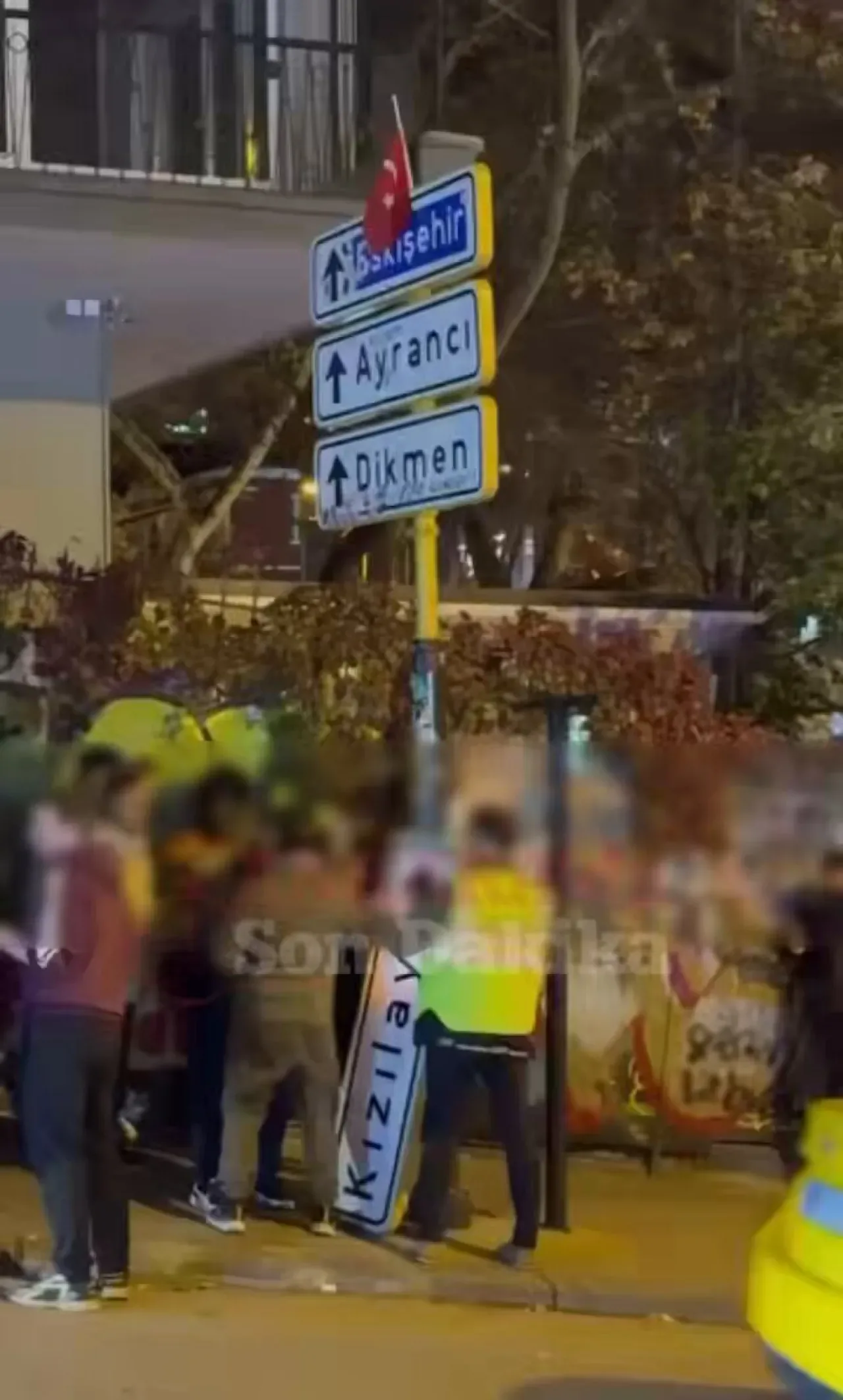 Kızılay Tabelası Üçüncü Kez Yenileniyor Kızılay Tabelası Üçüncü Kez Yenileniyor