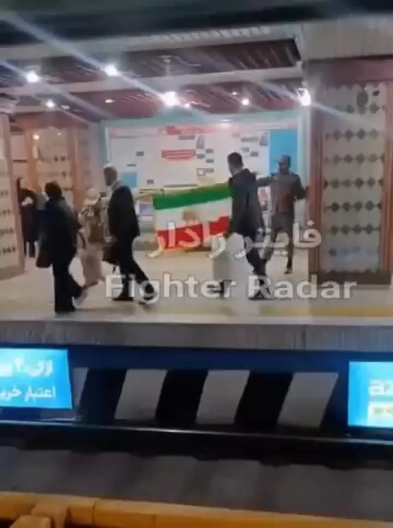 İran'da Metroda Şah Bayrağı Açıldı İran'da Metroda Şah Bayrağı Açıldı