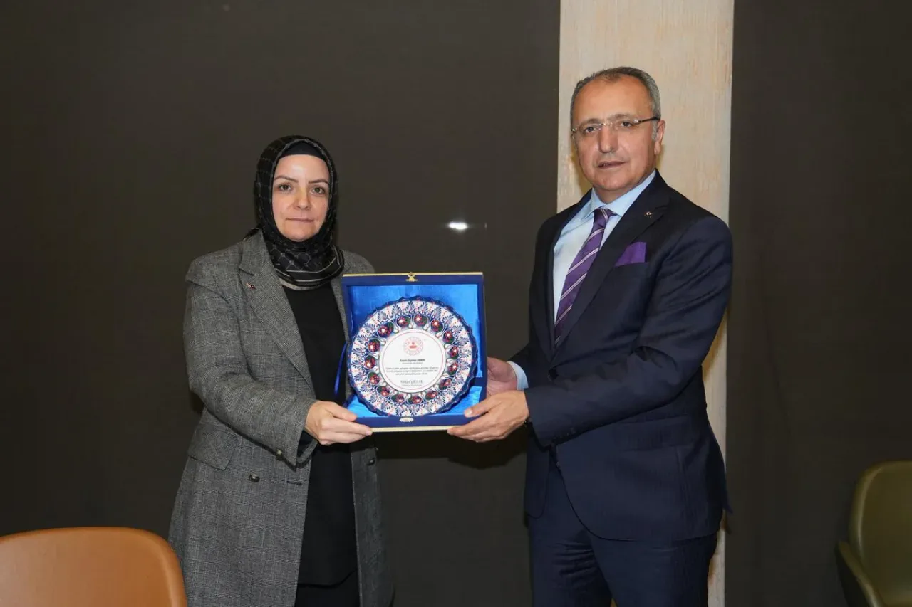 Ümraniye'de İşkur Müdürü Zeynep Demir İçin Veda Yemeği Düzenlendi Ümraniye'de İşkur Müdürü Zeynep Demir İçin Veda Yemeği Düzenlendi