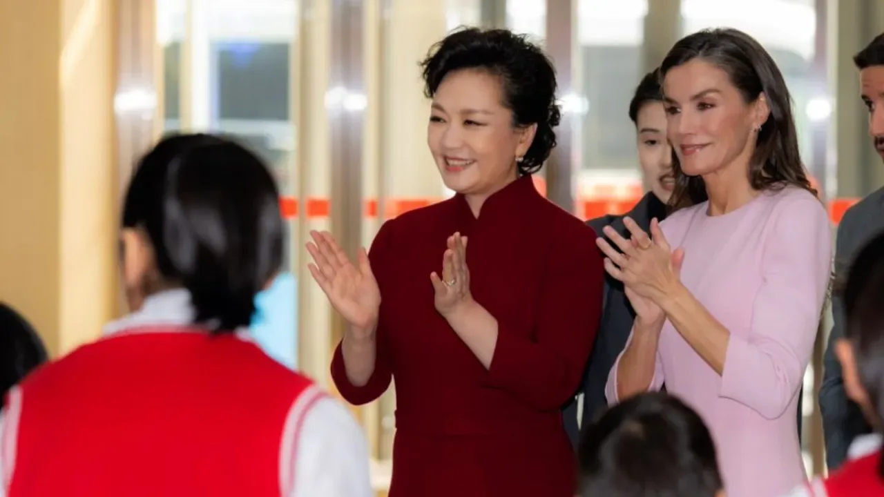 İspanya Kraliçesi Letizia ve Peng Liyuan, Pekin'de Engelli Hizmetleri Merkezi'ni Ziyaret Etti İspanya Kraliçesi Letizia ve Peng Liyuan, Pekin'de Engelli Hizmetleri Merkezi'ni Ziyaret Etti