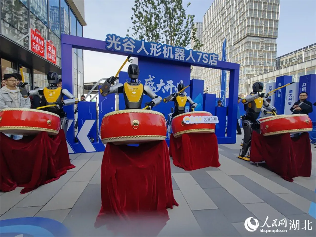 İnsansı Robotlara Özel Türkiye'de Bir İlk: Wuhan'da 7S Mağazası Hizmete Açıldı İnsansı Robotlara Özel Türkiye'de Bir İlk: Wuhan'da 7S Mağazası Hizmete Açıldı