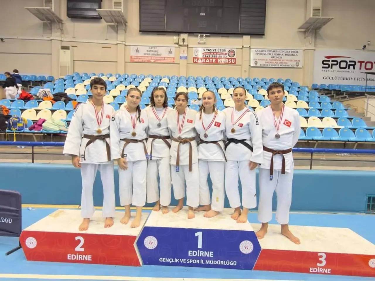 Gemlik Belediyespor Judo Takımı, Edirne'de Düzenlenen Uluslararası Turnuvada 14 Madalya Kazandı Gemlik Belediyespor Judo Takımı, Edirne'de Düzenlenen Uluslararası Turnuvada 14 Madalya Kazandı