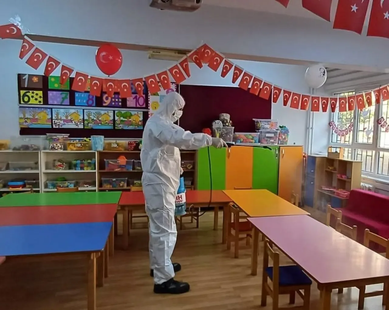 Fatih'teki Okullarda Ara Tatilde Temizlik ve Dezenfeksiyon Seferberliği Fatih'teki Okullarda Ara Tatilde Temizlik ve Dezenfeksiyon Seferberliği