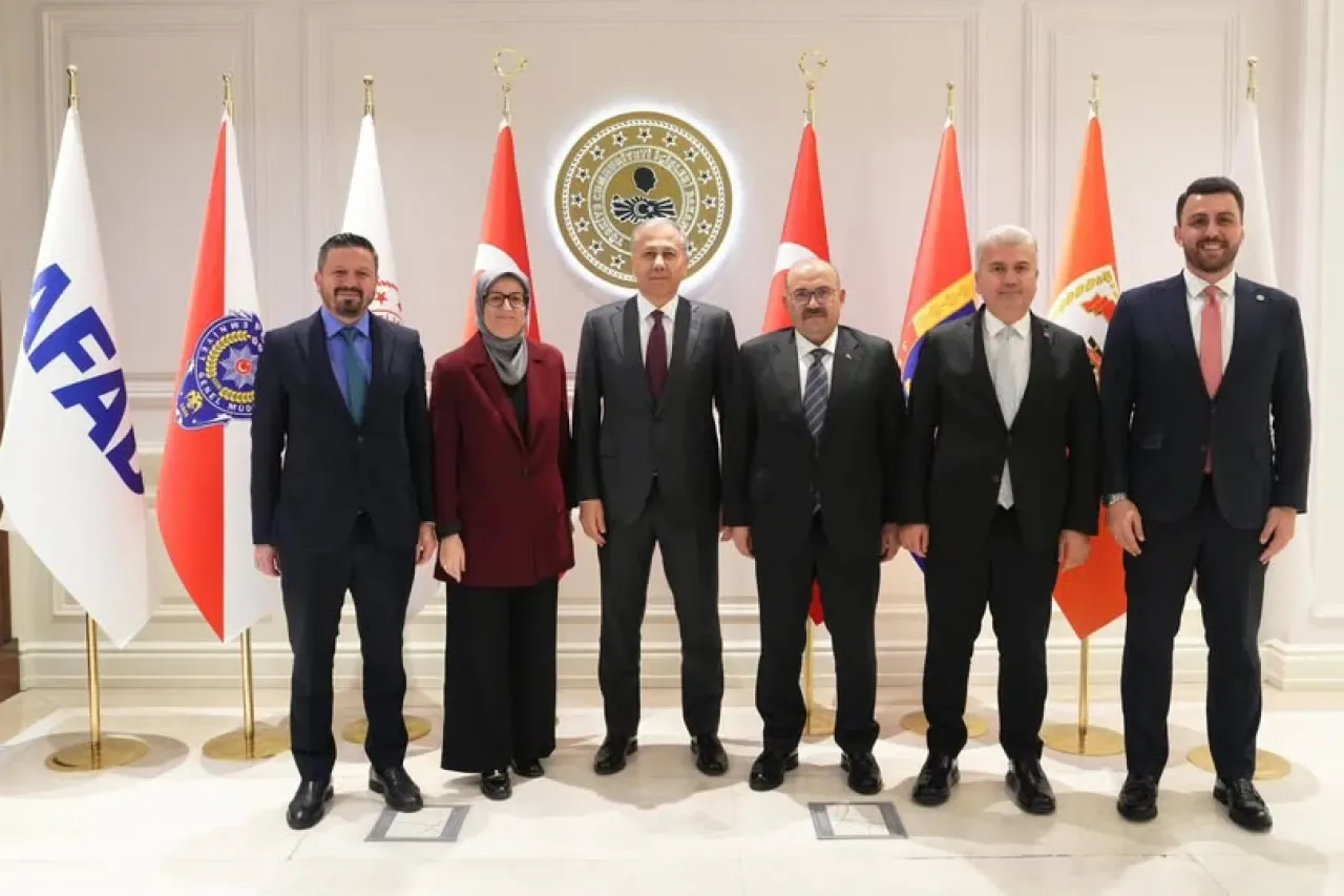 İçişleri Bakanı Ali Yerlikaya, Balıkesir'de Sındırgı Depremi Değerlendirmesi İçin Valilikte Toplantıya Katıldı İçişleri Bakanı Ali Yerlikaya, Balıkesir'de Sındırgı Depremi Değerlendirmesi İçin Valilikte Toplantıya Katıldı