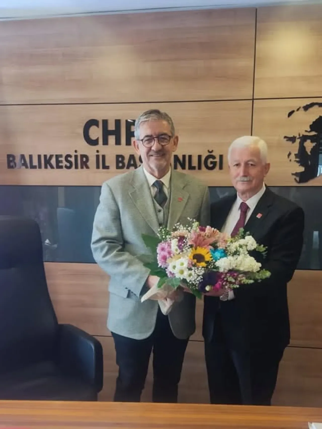 CHP Balıkesir'de Görev Değişimi: Eski ve Yeni Başkanlar Buluştu CHP Balıkesir'de Görev Değişimi: Eski ve Yeni Başkanlar Buluştu