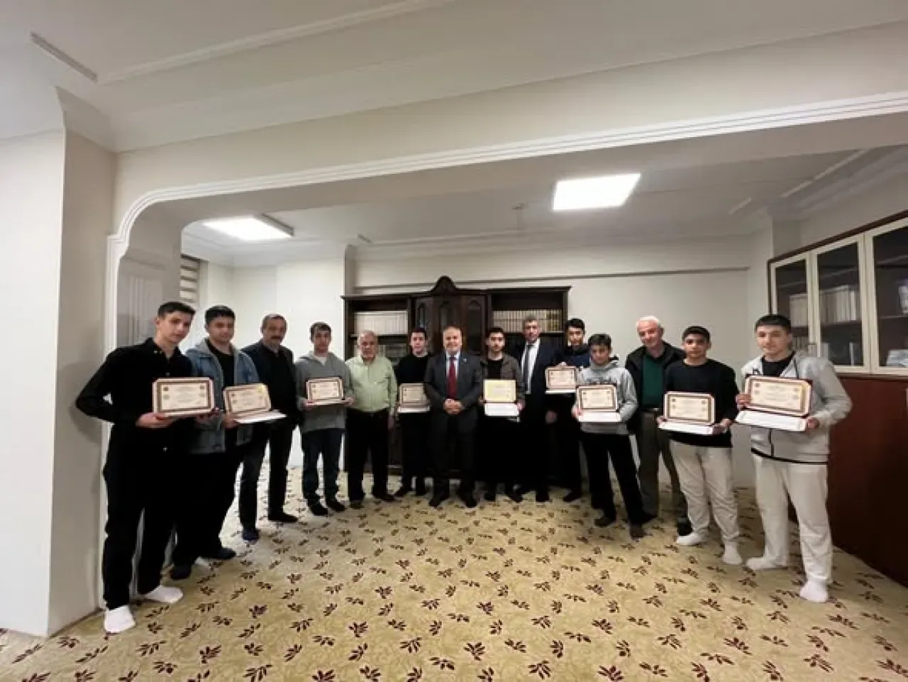 Ataşehir'de Hafızlık Heyecanı: Öğrenciler Belgelerini Aldı Ataşehir'de Hafızlık Heyecanı: Öğrenciler Belgelerini Aldı