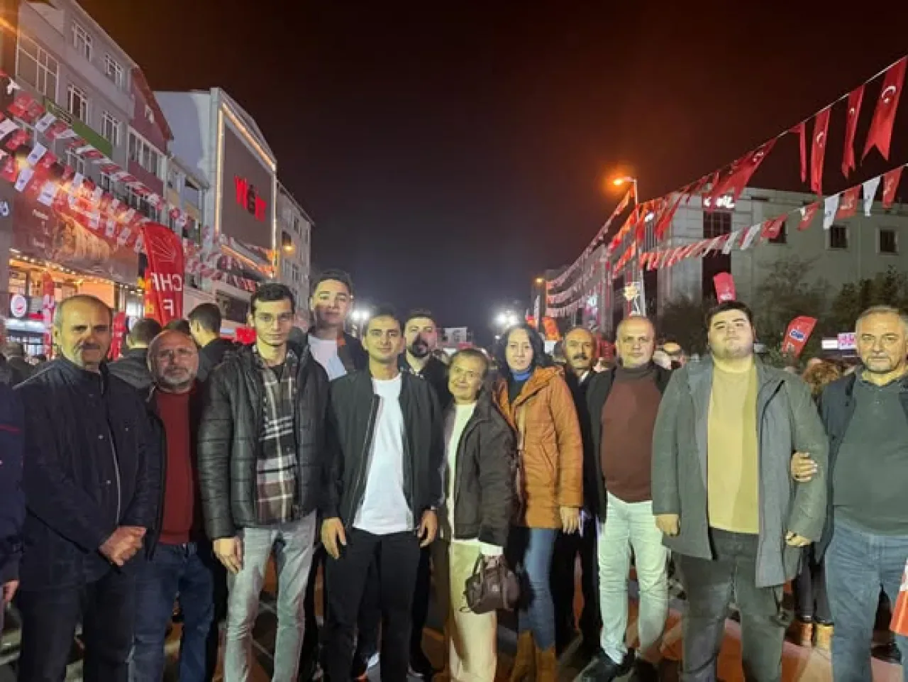 CHP Lideri Özgür Özel ve Ekrem İmamoğlu Avcılar'da Buluştu CHP Lideri Özgür Özel ve Ekrem İmamoğlu Avcılar'da Buluştu