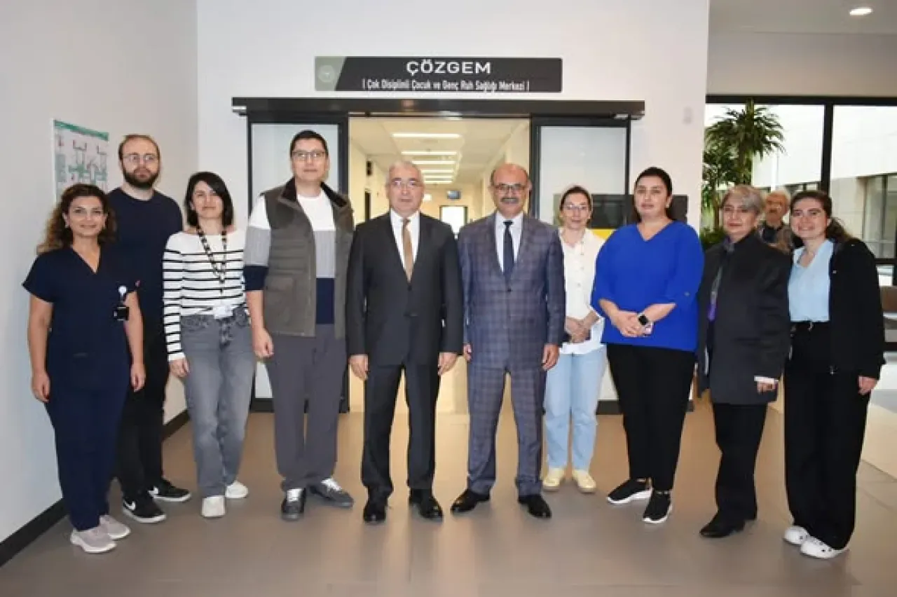 Bursa'da Çok Disiplinli Çocuk ve Genç Ruh Sağlığı Merkezi (ÇÖZGEM) Hizmete Açıldı Bursa'da Çok Disiplinli Çocuk ve Genç Ruh Sağlığı Merkezi (ÇÖZGEM) Hizmete Açıldı