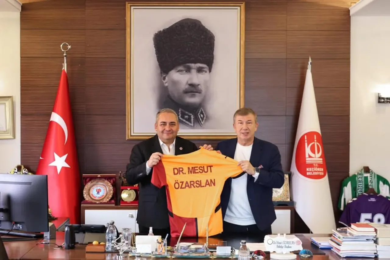Keçiören'de Sürpriz Buluşma: Tanju Çolak, Başkan Adayı Özarslan'ı Ziyaret Etti Keçiören'de Sürpriz Buluşma: Tanju Çolak, Başkan Adayı Özarslan'ı Ziyaret Etti