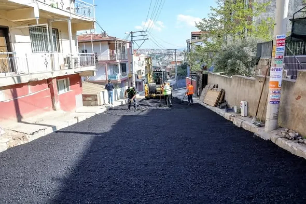 Bayraklı'da Yol Yenileme Çalışmaları Hız Kesmeden Devam Ediyor Bayraklı'da Yol Yenileme Çalışmaları Hız Kesmeden Devam Ediyor