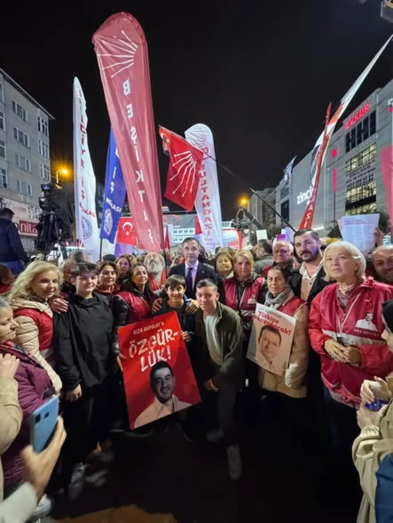 İmamoğlu ve Özer, Sultanbeyli'de Miting İçin Bir Araya Geldi İmamoğlu ve Özer, Sultanbeyli'de Miting İçin Bir Araya Geldi