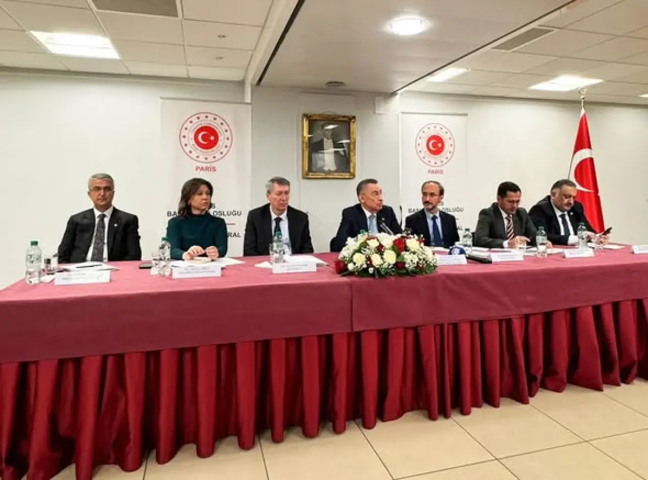 Fuat Oktay ve TBMM Heyeti Paris'te Vatandaşlarla Buluştu Fuat Oktay ve TBMM Heyeti Paris'te Vatandaşlarla Buluştu