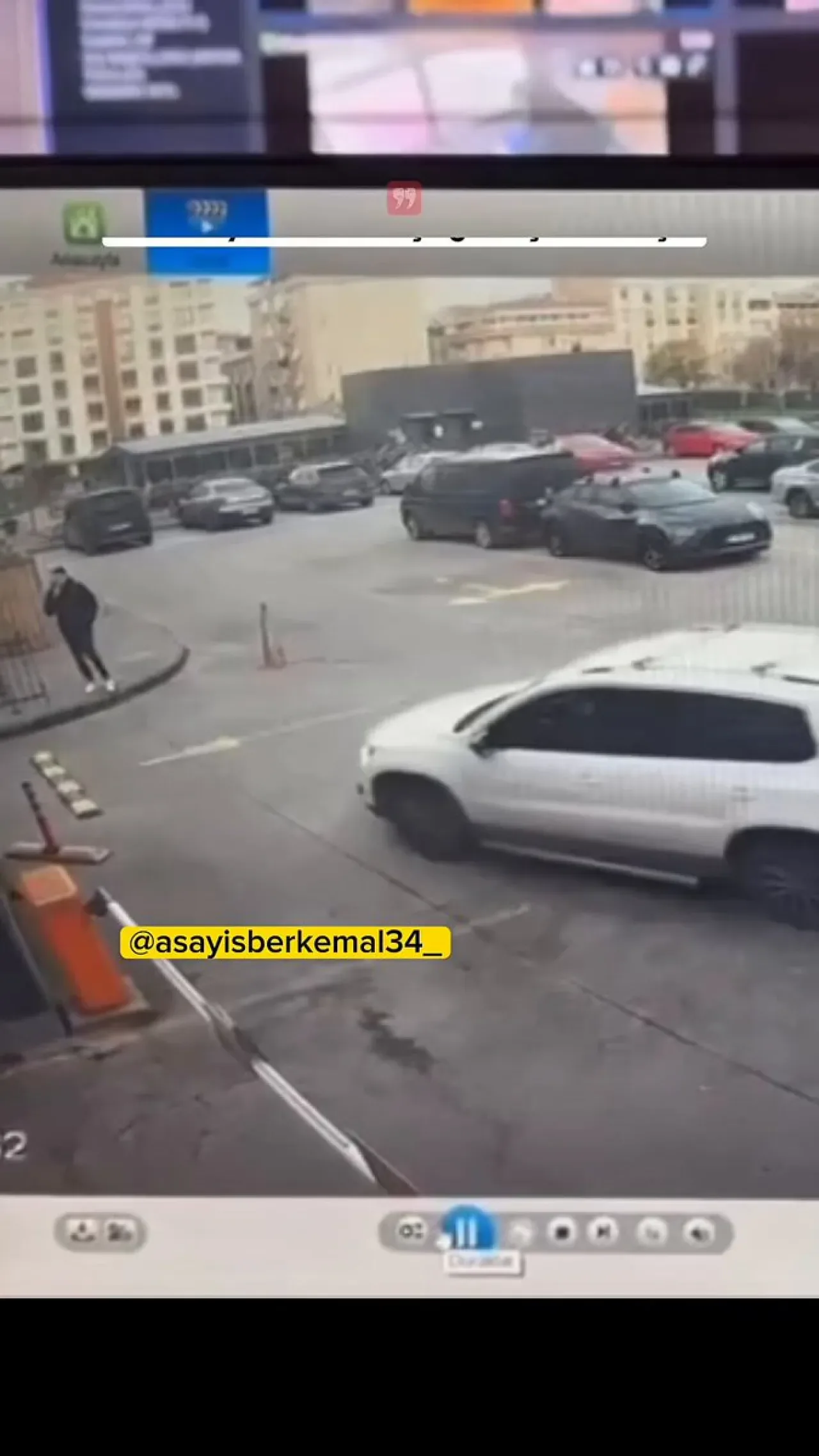 İstanbul'da Otomobilin Kontrolden Çıkmasıyla Zincirleme Kaza Yaşandı İstanbul'da Otomobilin Kontrolden Çıkmasıyla Zincirleme Kaza Yaşandı