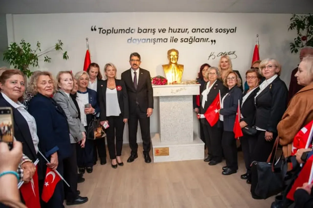 Karşıyaka'da Atatürk Büstü Açılışı: Sevgi ve Minnetle Anıldı Karşıyaka'da Atatürk Büstü Açılışı: Sevgi ve Minnetle Anıldı