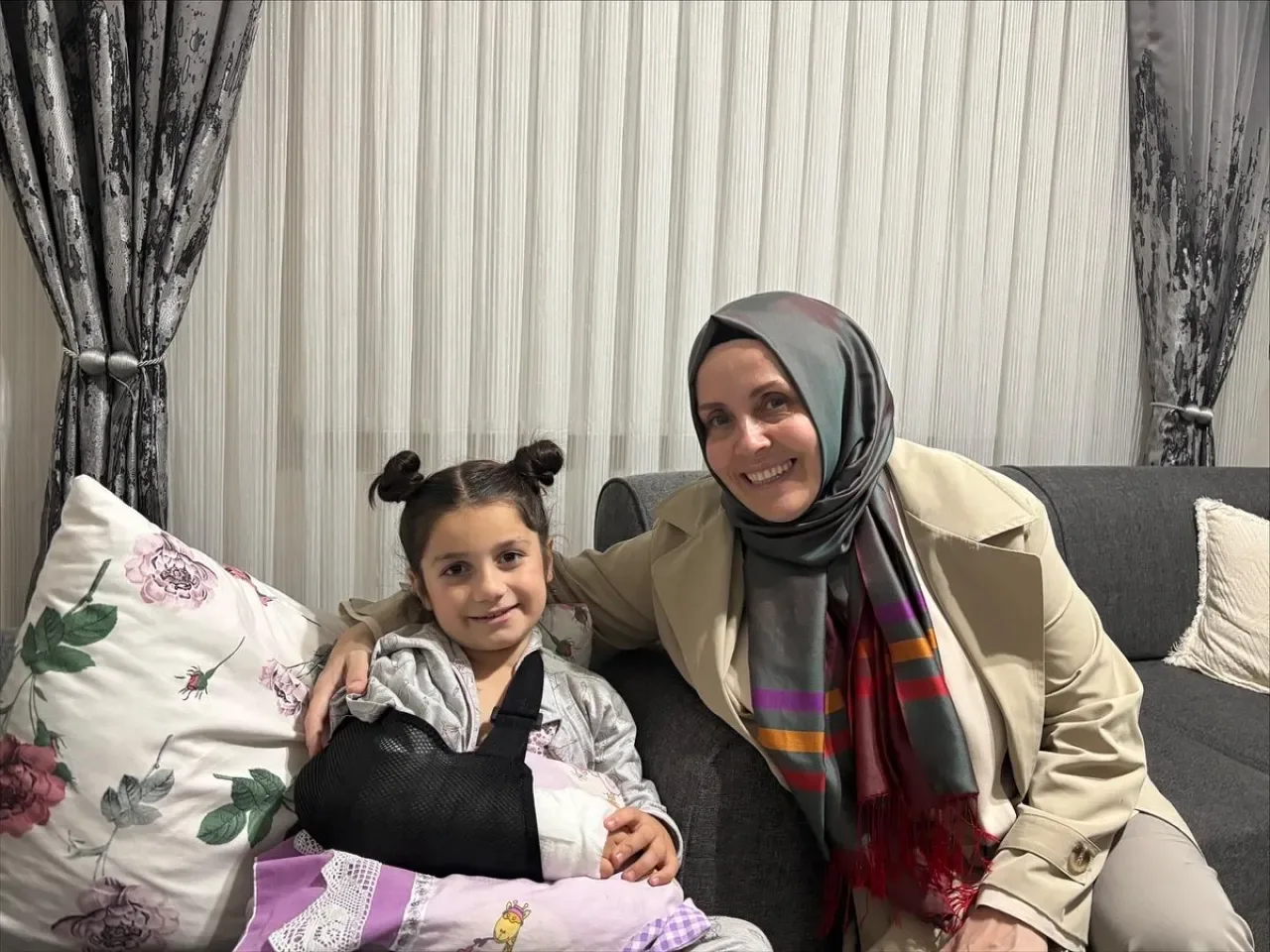 AK Partili Kadınlar Kolu'ndan Ev Kazasında Yaralanan Çocuğa Ziyaret AK Partili Kadınlar Kolu'ndan Ev Kazasında Yaralanan Çocuğa Ziyaret