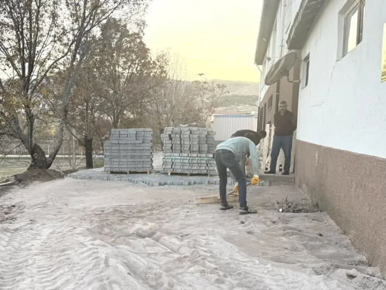 Kalecik'te Okul Çevrelerine Kilit Parke Taşı Döşeniyor Kalecik'te Okul Çevrelerine Kilit Parke Taşı Döşeniyor