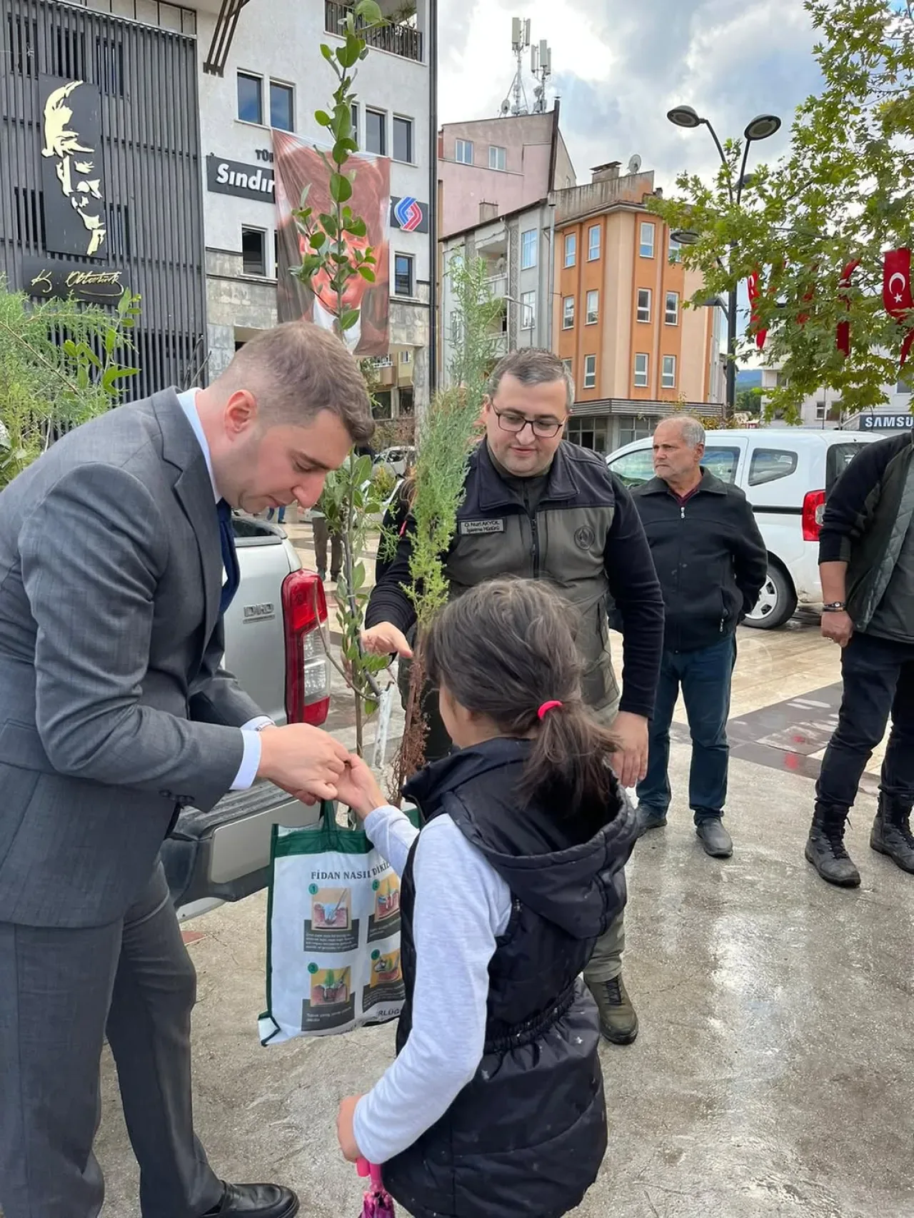 Balıkesir'de 11 Kasım'da Ücretsiz Fidan Dağıtımı Yoğun İlgi Gördü Balıkesir'de 11 Kasım'da Ücretsiz Fidan Dağıtımı Yoğun İlgi Gördü