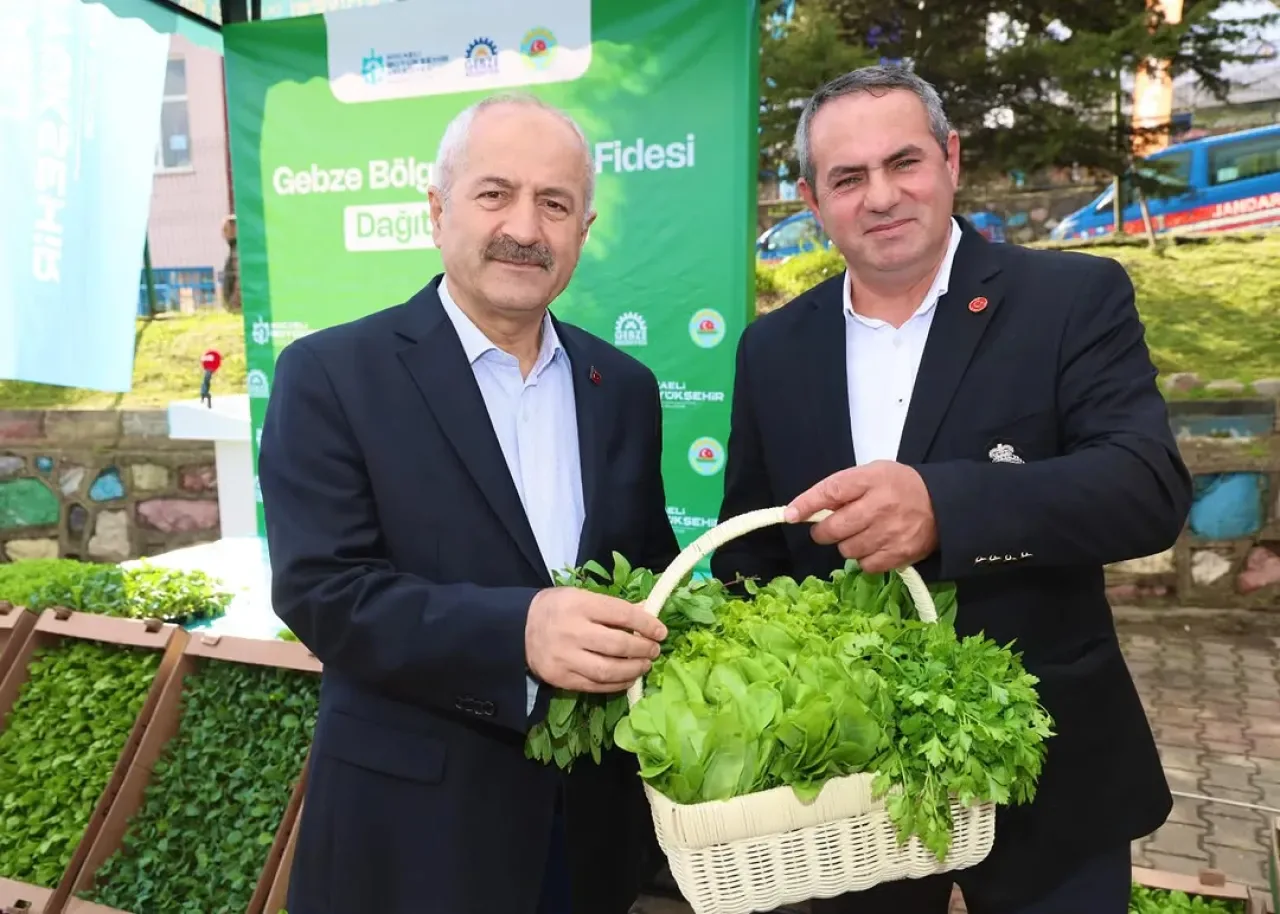 Gebze Belediyesi ve Kocaeli Büyükşehir'den Çiftçilere Fide Desteği Gebze Belediyesi ve Kocaeli Büyükşehir'den Çiftçilere Fide Desteği