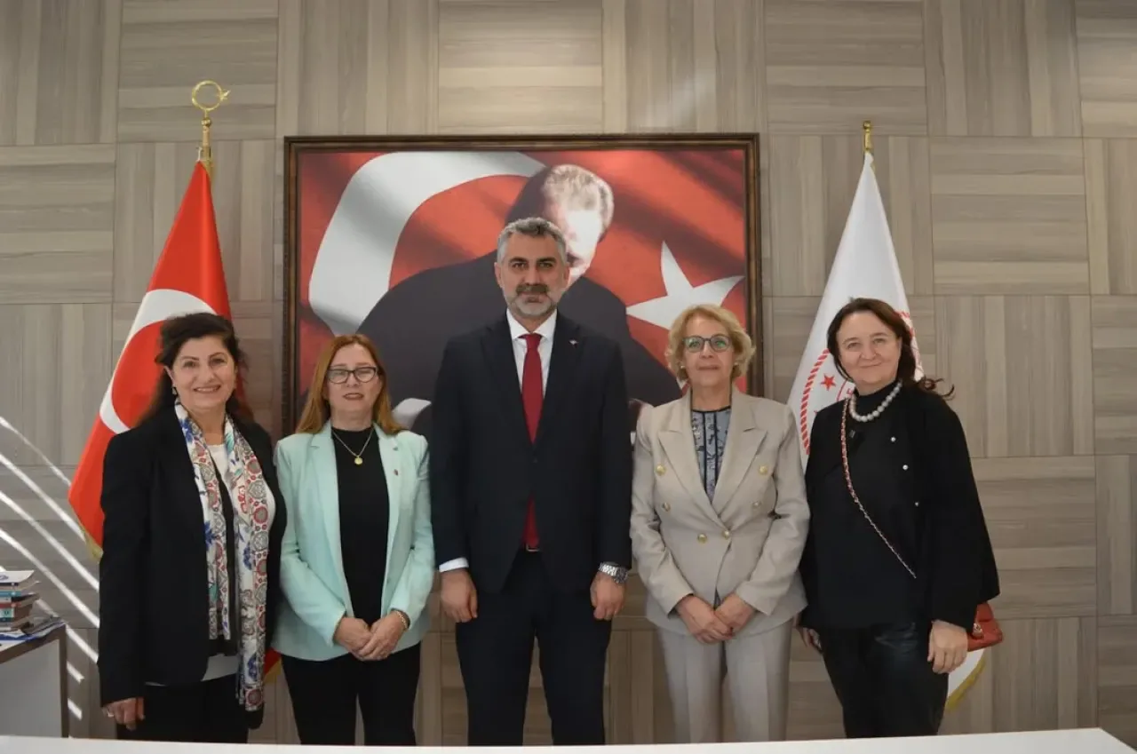 29 Ekim Kadınları Derneği, Kartal İlçe Milli Eğitim Müdürü Mustafa Kıraç'ı Ziyaret Etti 29 Ekim Kadınları Derneği, Kartal İlçe Milli Eğitim Müdürü Mustafa Kıraç'ı Ziyaret Etti
