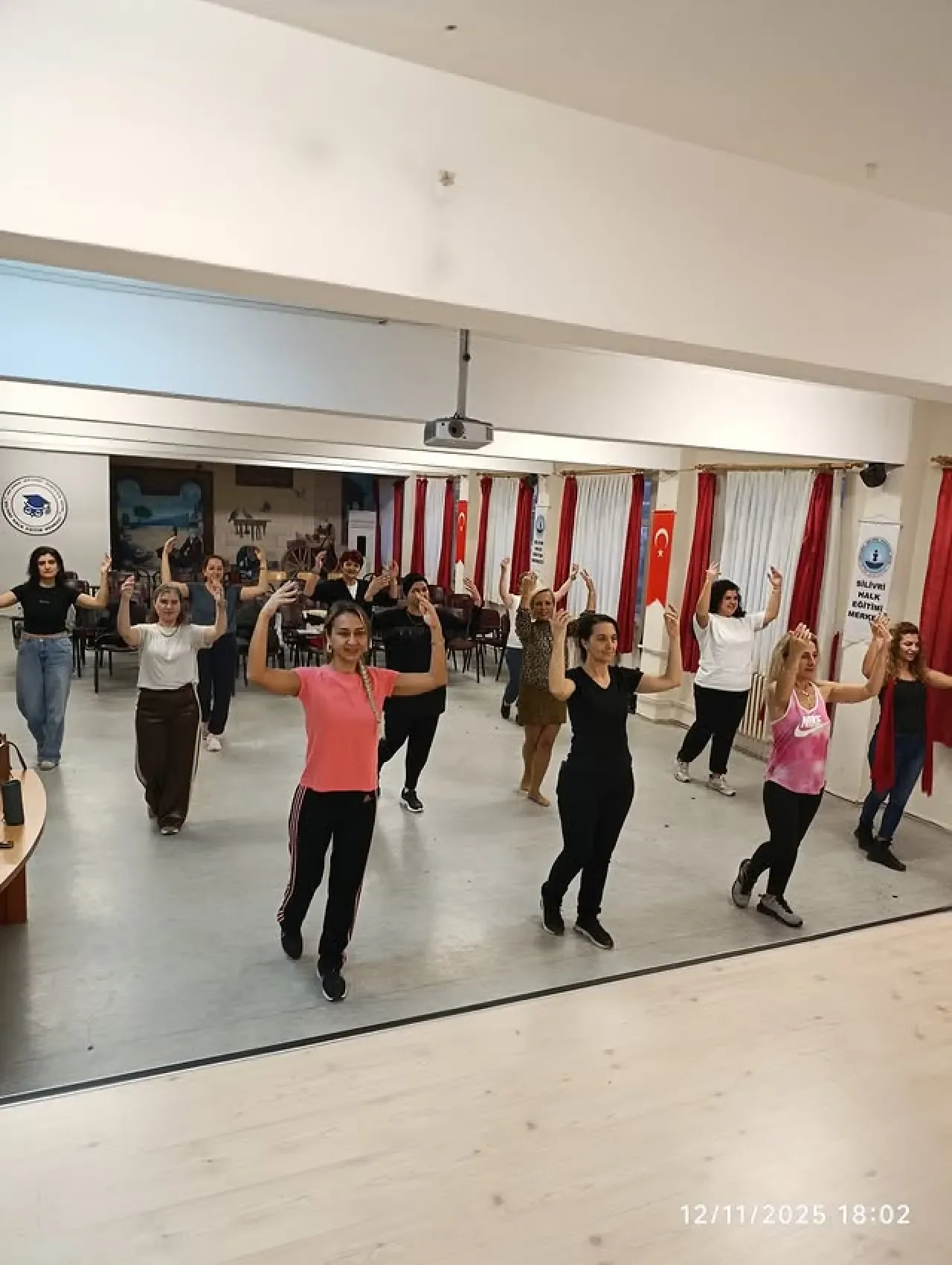 Selanik Mübadilleri Halk Dansları Kursu Eğitimlere Devam Ediyor Selanik Mübadilleri Halk Dansları Kursu Eğitimlere Devam Ediyor