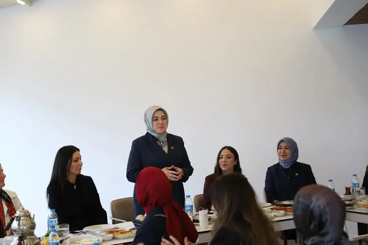 AK Partili Milletvekili Tuğba Işık Ercan Samsun'da Vefa Buluşmas'ında Teşkilat Mensuplarıyla Bir Araya Geldi AK Partili Milletvekili Tuğba Işık Ercan Samsun'da Vefa Buluşmas'ında Teşkilat Mensuplarıyla Bir Araya Geldi