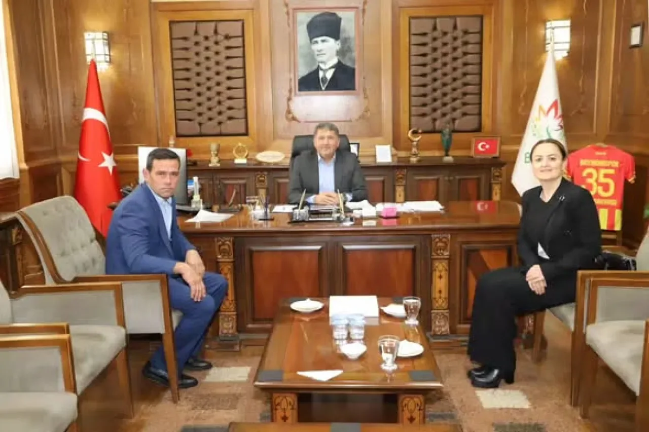CHP'li Yöneticiler Bayındır Belediyesi'nde Görüşmelerde Bulundu CHP'li Yöneticiler Bayındır Belediyesi'nde Görüşmelerde Bulundu
