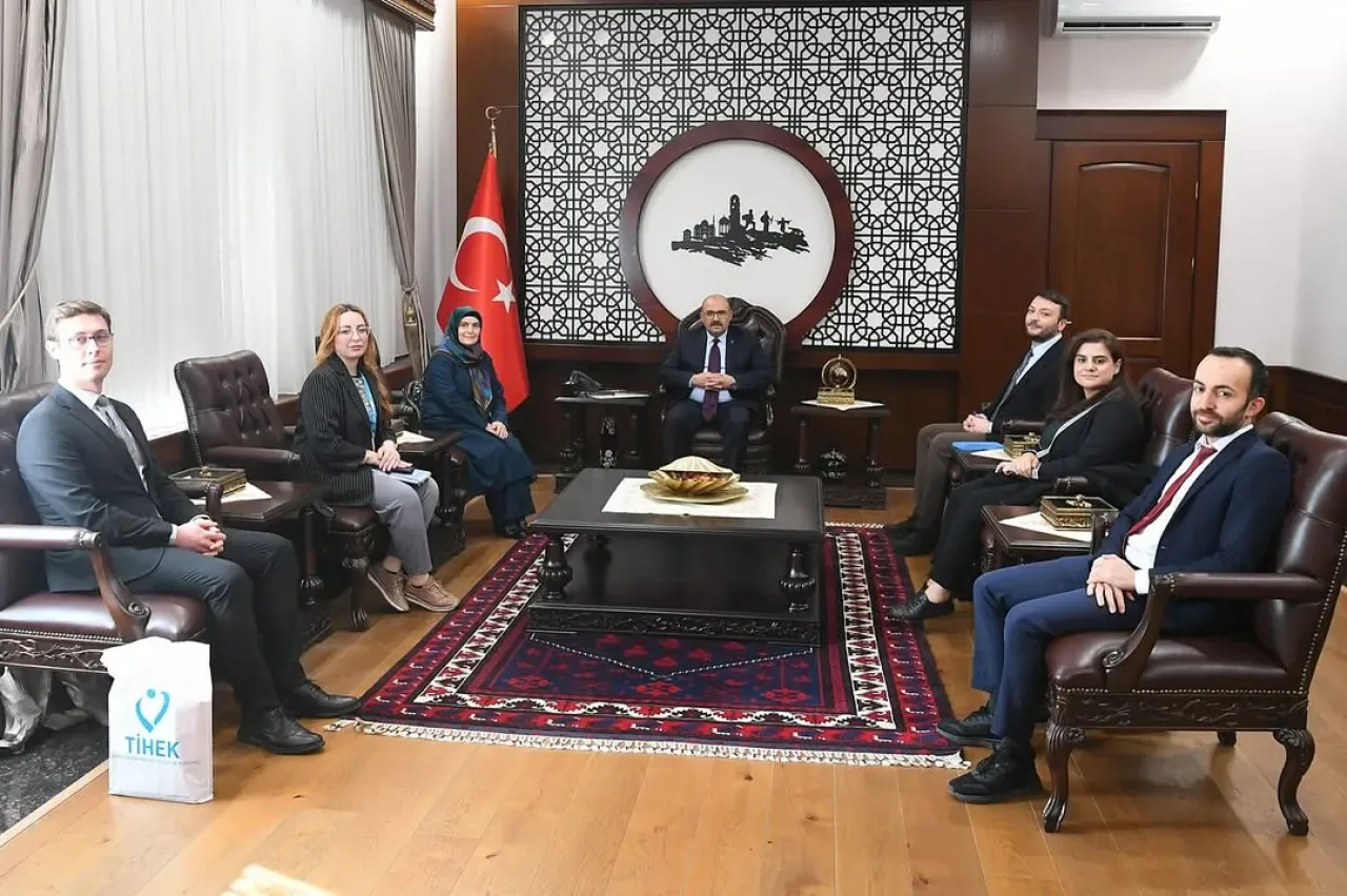 Balıkesir Valisi Ustaoğlu, İnsan Hakları ve Eşitlik Kurumu'nu Ağırladı Balıkesir Valisi Ustaoğlu, İnsan Hakları ve Eşitlik Kurumu'nu Ağırladı