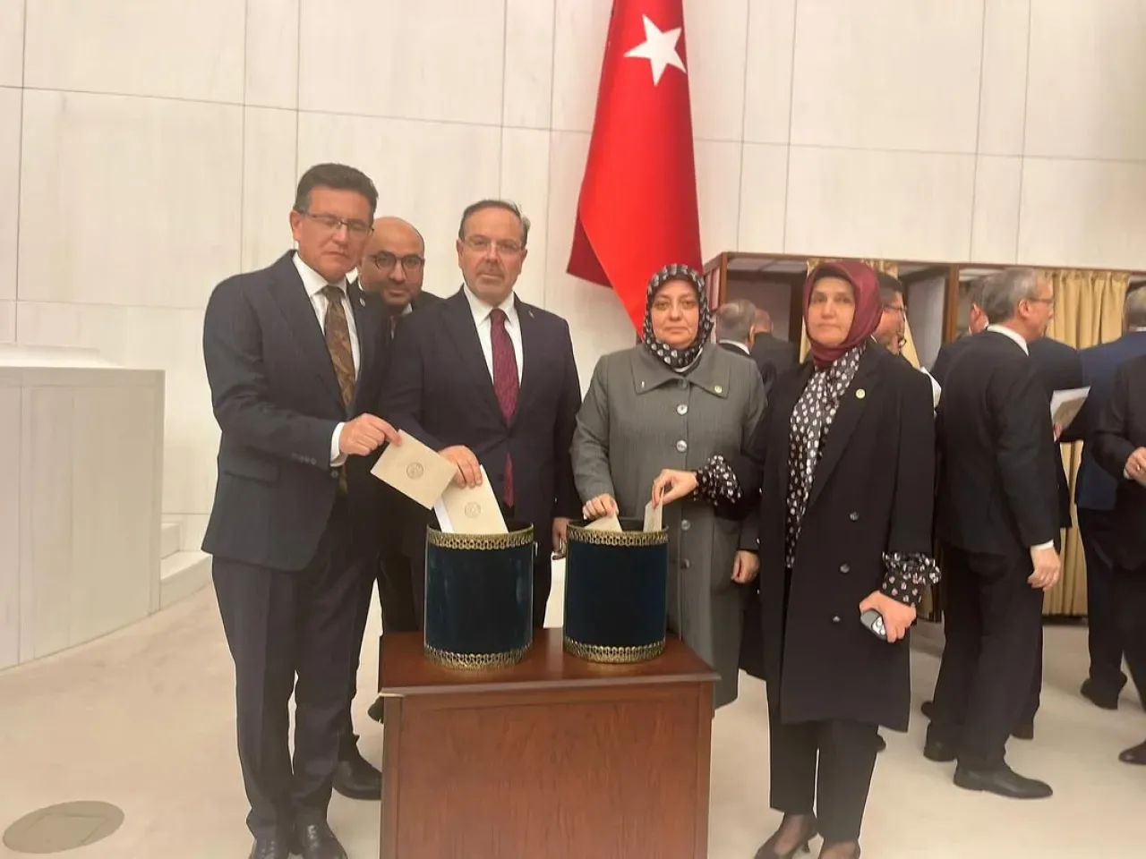 RTÜK'e Yeni Üyeler Seçildi: Orhan Özdemir ve Fatma Çeliker Göreve Başlıyor RTÜK'e Yeni Üyeler Seçildi: Orhan Özdemir ve Fatma Çeliker Göreve Başlıyor