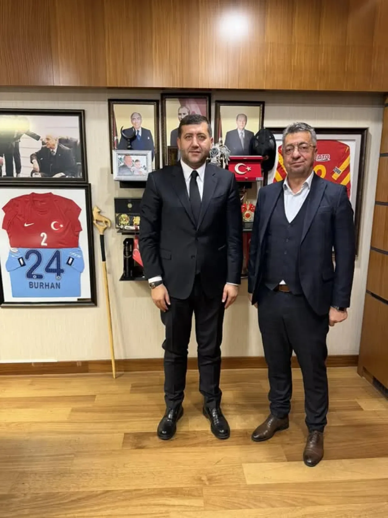 MHP'li Baki Ersoy'dan Yerel Spor Kuruluşuna Ziyaret MHP'li Baki Ersoy'dan Yerel Spor Kuruluşuna Ziyaret