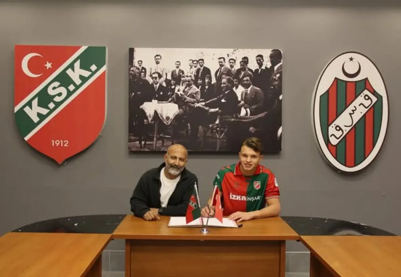 Karşıyaka, Altyapısından Yetişen Sadri Ege Dipci ile Profesyonel Sözleşme İmzaladı Karşıyaka, Altyapısından Yetişen Sadri Ege Dipci ile Profesyonel Sözleşme İmzaladı