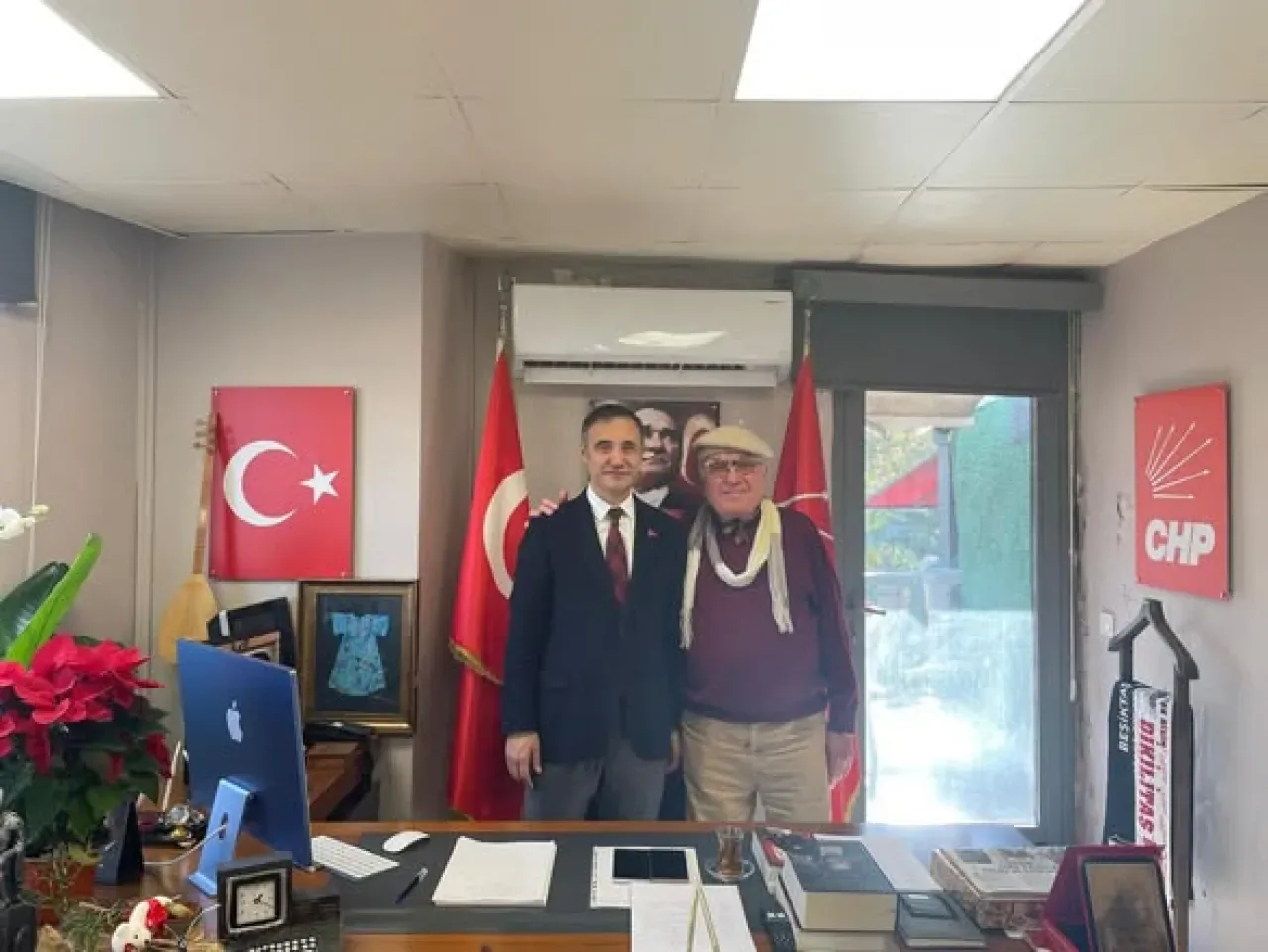 CHP Beşiktaş İlçe Başkanı Mehmet Arslan'a Parti Üyelerinden Ziyaret CHP Beşiktaş İlçe Başkanı Mehmet Arslan'a Parti Üyelerinden Ziyaret