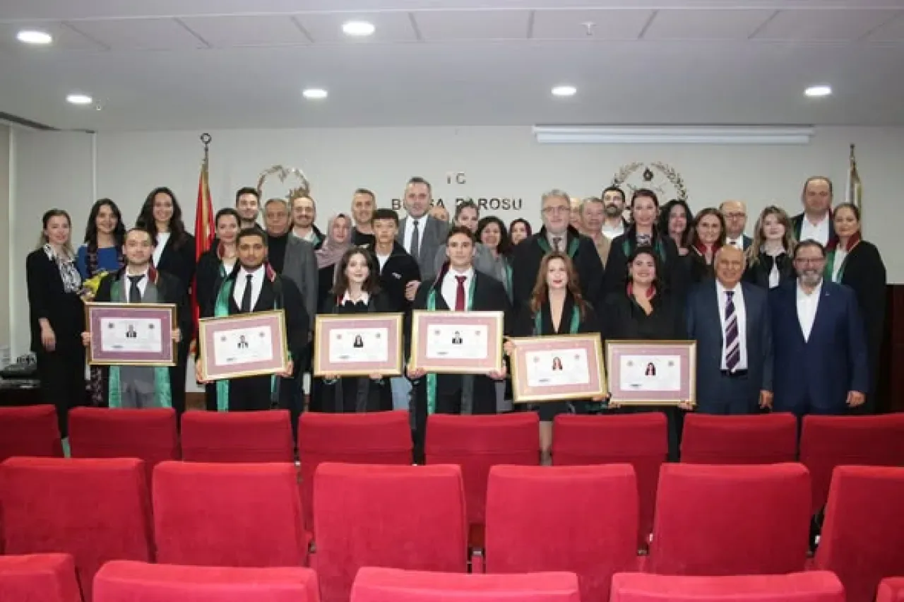 Bursa Barosu Yeni Dönem Avukatları İçin Ruhsat Töreni Düzenledi Bursa Barosu Yeni Dönem Avukatları İçin Ruhsat Töreni Düzenledi