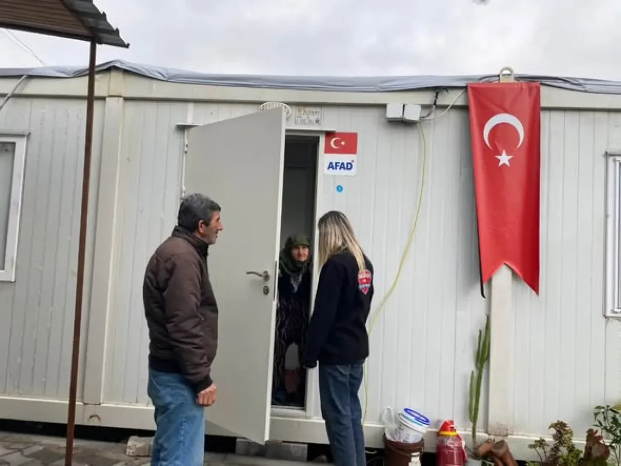Sındırgı'da Deprem Sonrası Sosyal Destek ve Temizlik Çalışmaları Hız Kesmiyor Sındırgı'da Deprem Sonrası Sosyal Destek ve Temizlik Çalışmaları Hız Kesmiyor