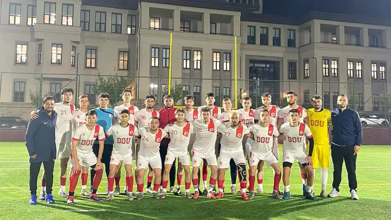 Doğuş Üniversitesi Futbol Takımı Hazırlık Maçında Koç Üniversitesi'ni 2-1 Mağlup Etti Doğuş Üniversitesi Futbol Takımı Hazırlık Maçında Koç Üniversitesi'ni 2-1 Mağlup Etti