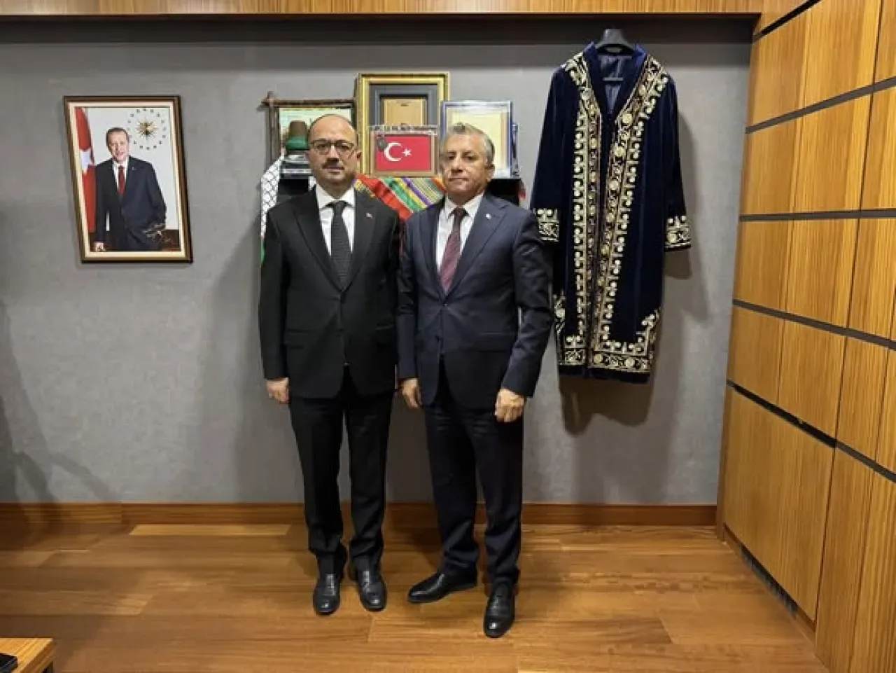 Kazakistan Çimkent Fahri Konsolosu'ndan TBMM'de Önemli Ziyaret Kazakistan Çimkent Fahri Konsolosu'ndan TBMM'de Önemli Ziyaret