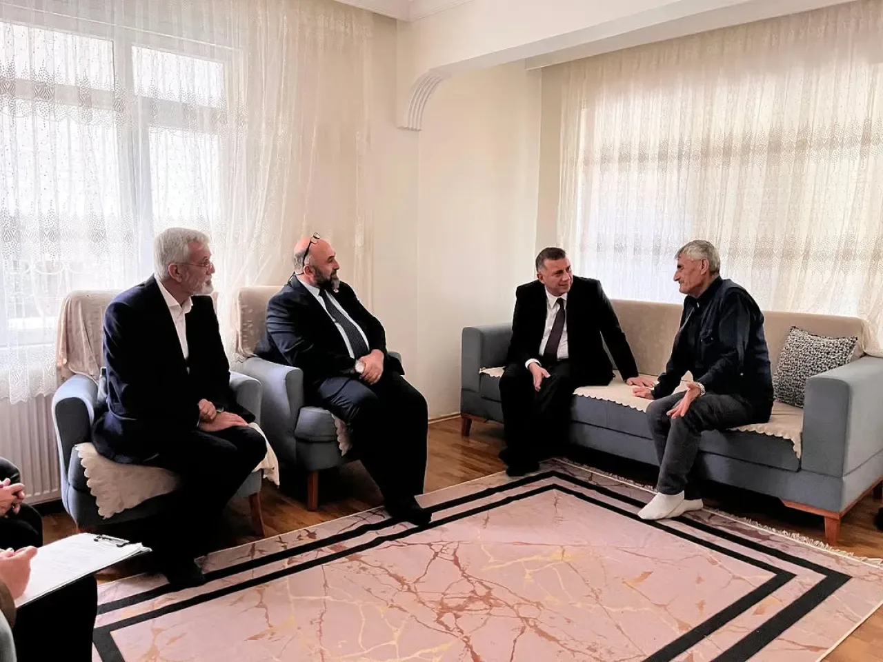 İstanbul Tuzla Kaymakamı Ümit Hüseyin Güney, Gaziler Günü'nde Kıbrıs Gazisi Ahmet Aksu'yu Evinde Ziyaret Etti İstanbul Tuzla Kaymakamı Ümit Hüseyin Güney, Gaziler Günü'nde Kıbrıs Gazisi Ahmet Aksu'yu Evinde Ziyaret Etti